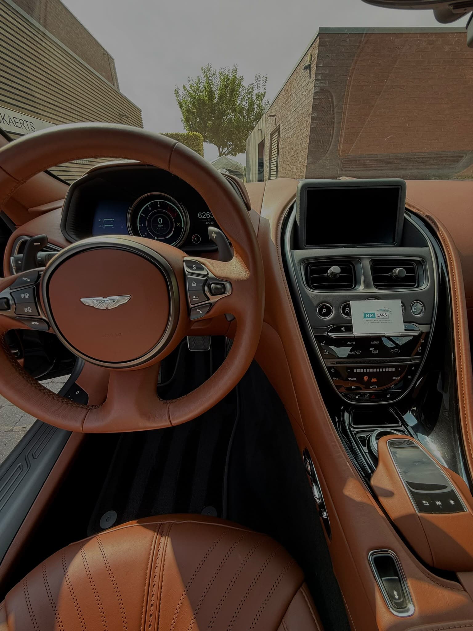 Aston Martin DB11 — Cockpit cuir caramel & finition showroom