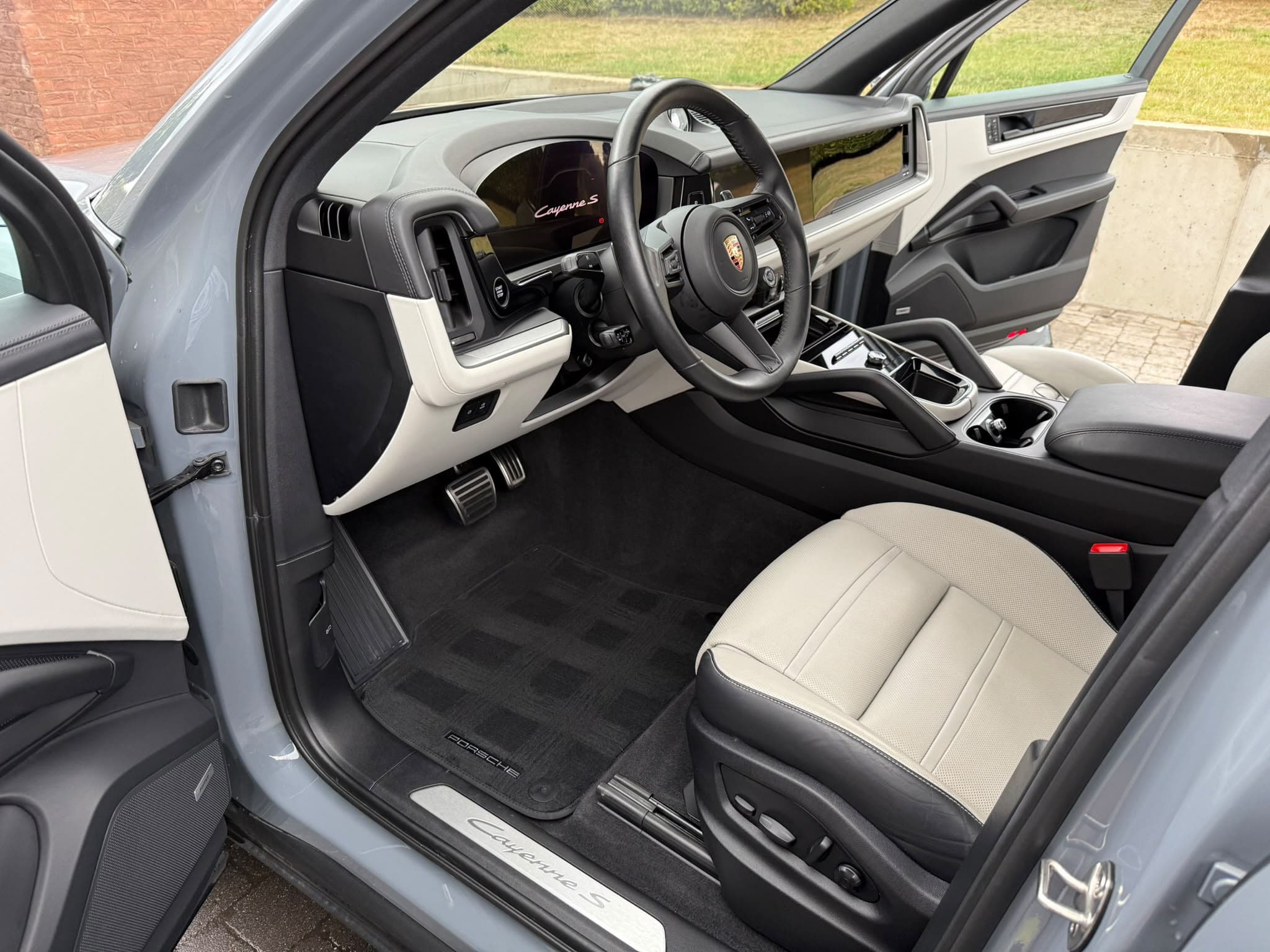 Porsche Cayenne S — Pédalier alu et moquettes brossées