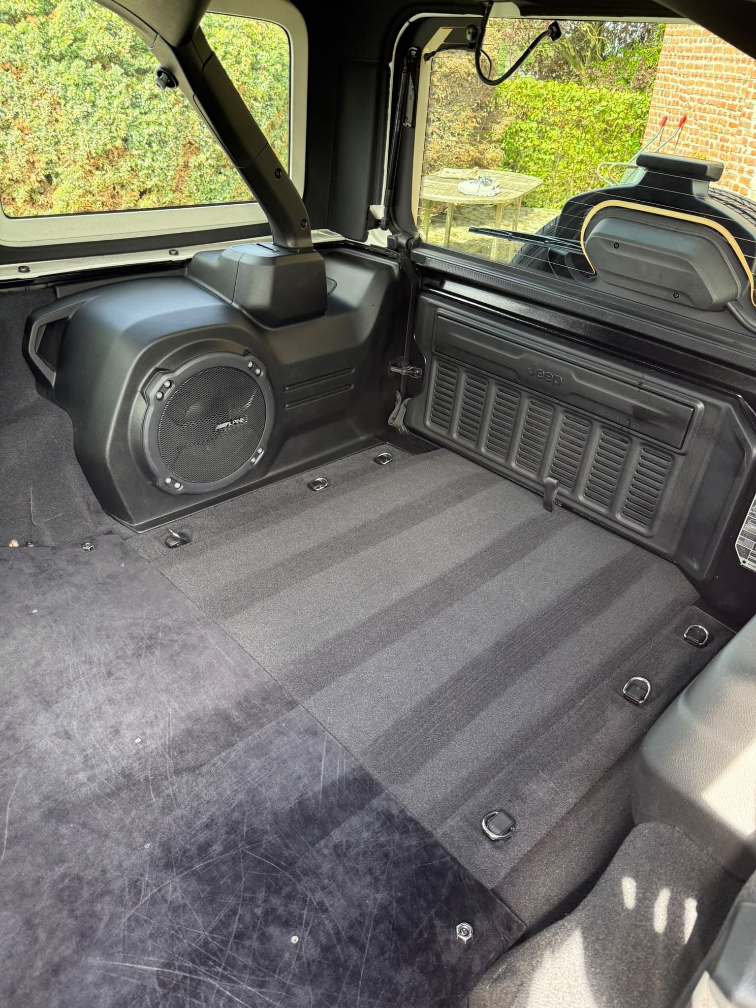 Jeep Wrangler — Coffre et caisson de basse remis à neuf