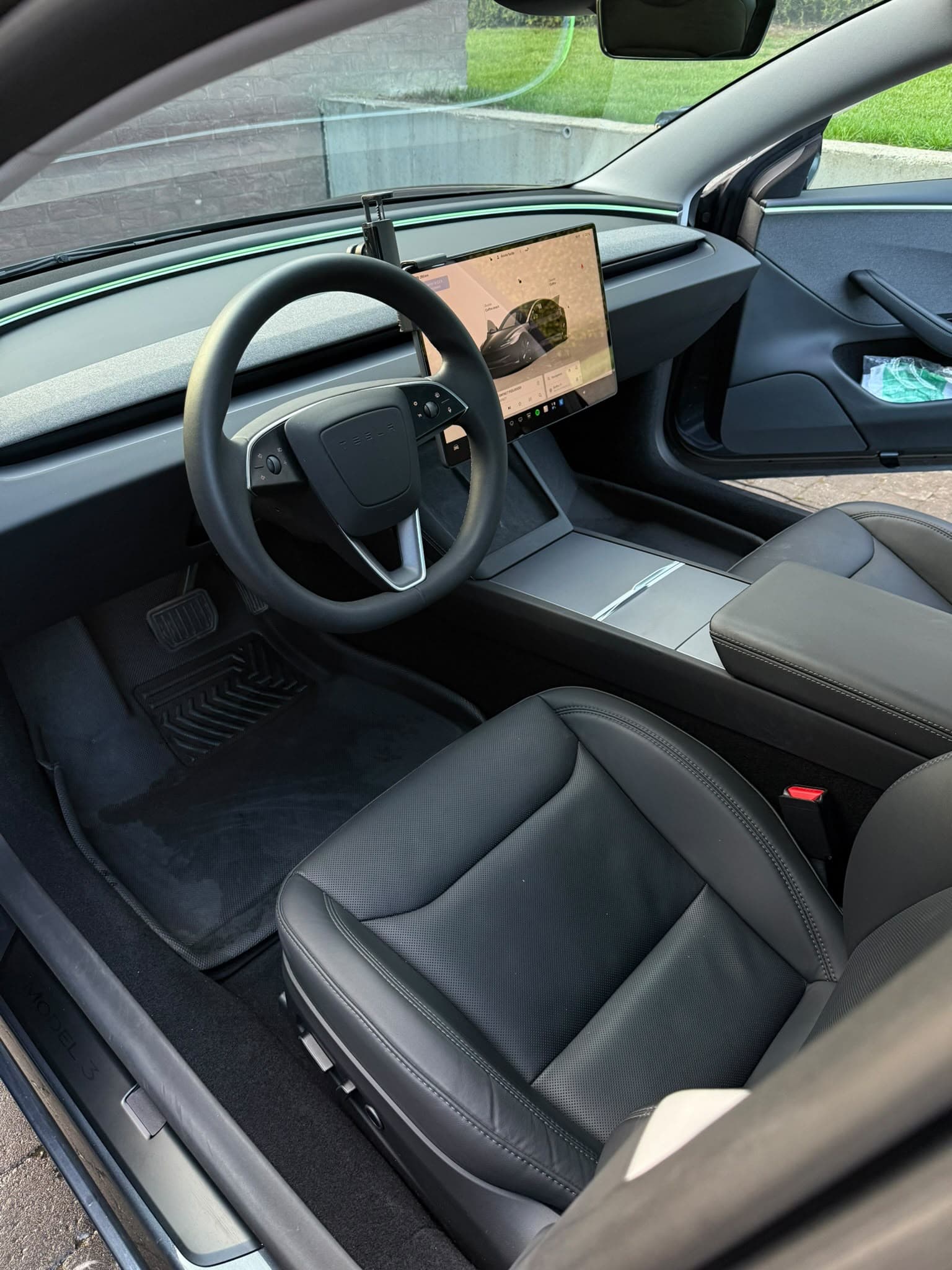 Tesla Model 3 — Habitacle épuré, surfaces satinées