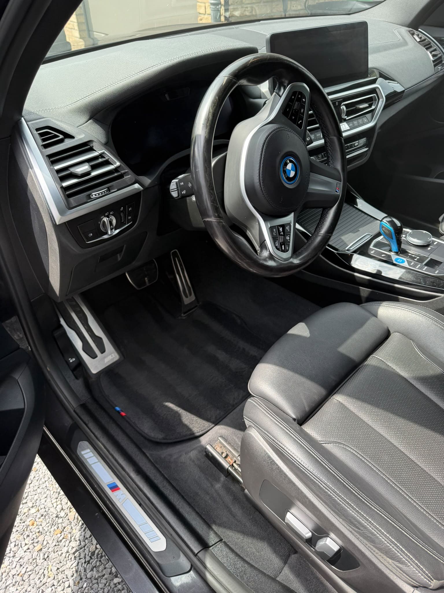 BMW iX3 M-Sport — Poste de conduite soigné dans le détail
