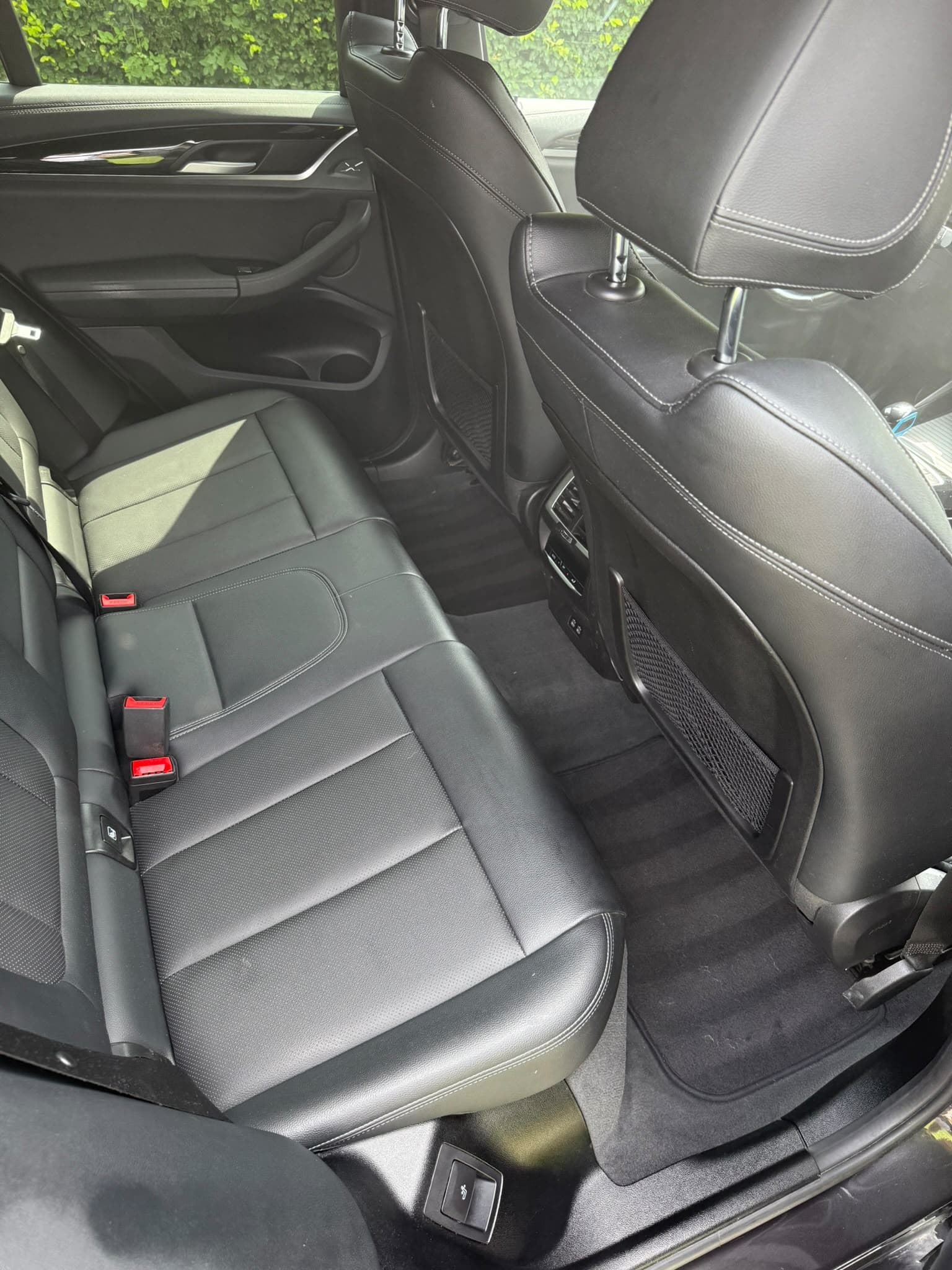 BMW iX3 M-Sport — Banquette arrière cuir et moquettes impeccables