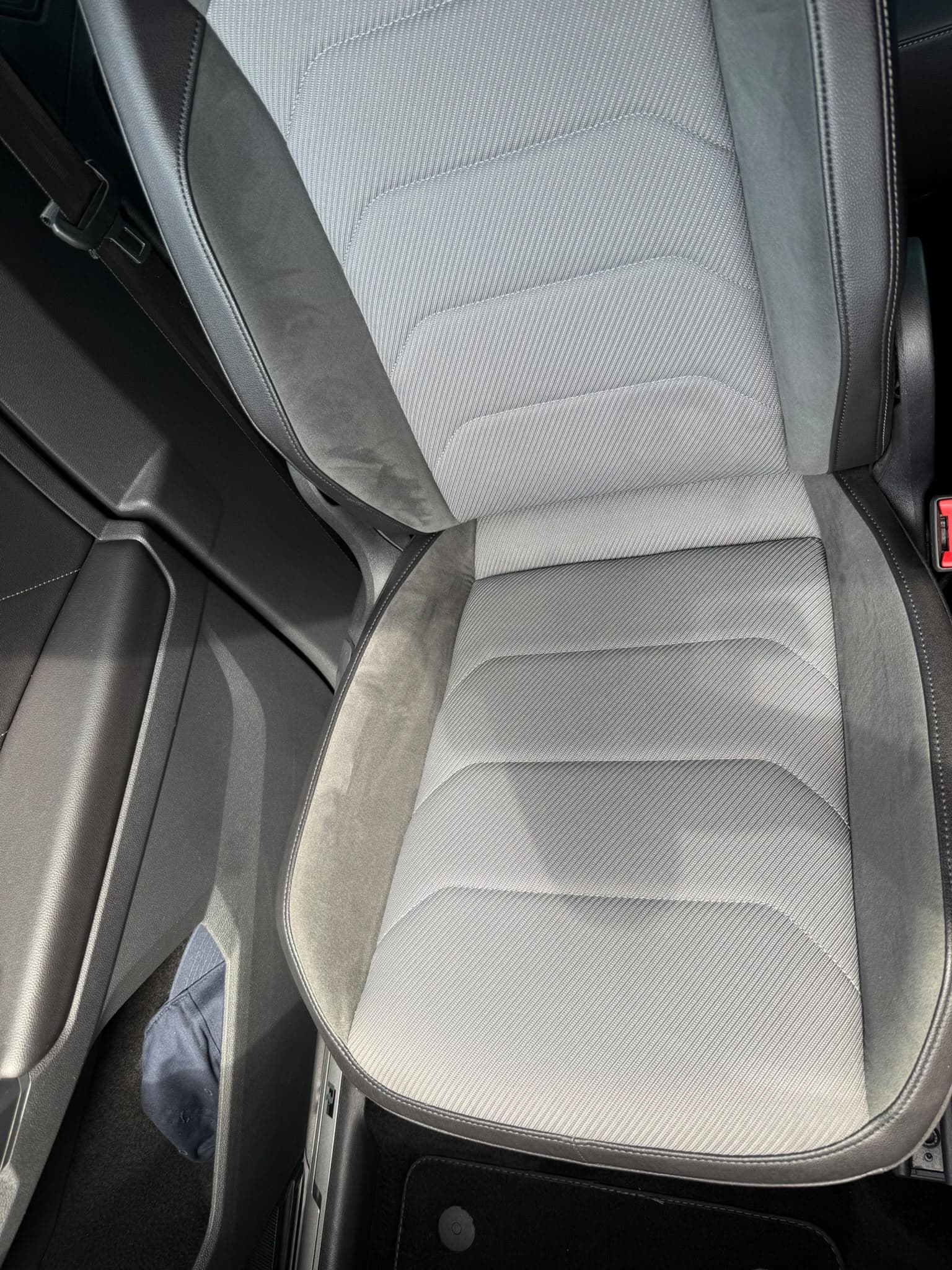 Sellerie Alcantara & Tissu Sport — Brossage minutieux des fibres textiles