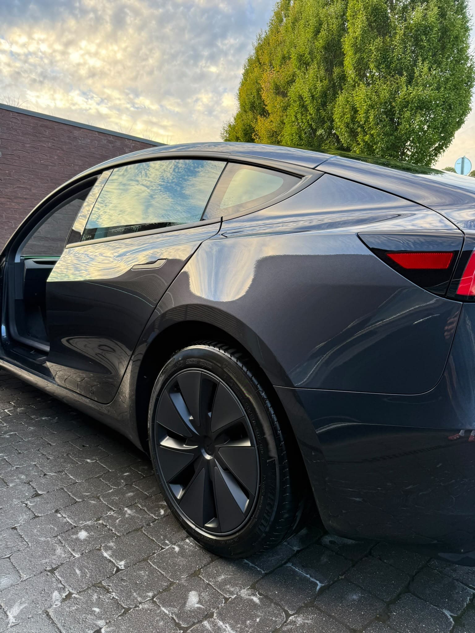 Tesla Model 3 Highland — Finition hydrophobe et éclat carrosserie