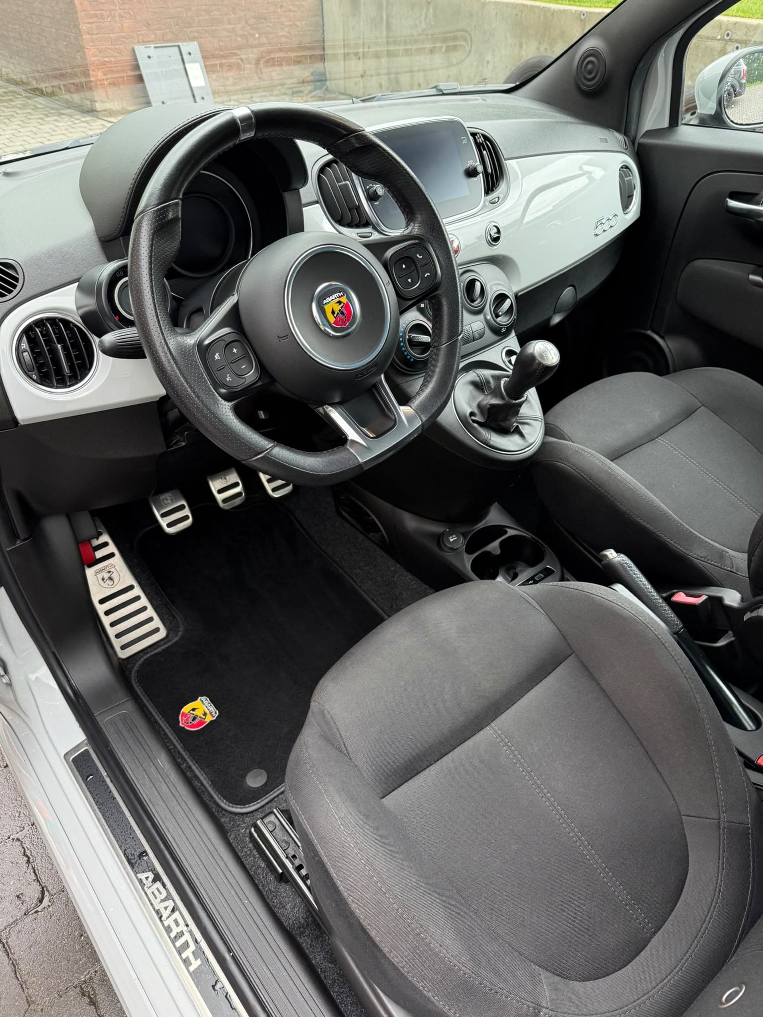 Abarth 595 — Cockpit sport, volant cuir & pédalier alu remis à neuf