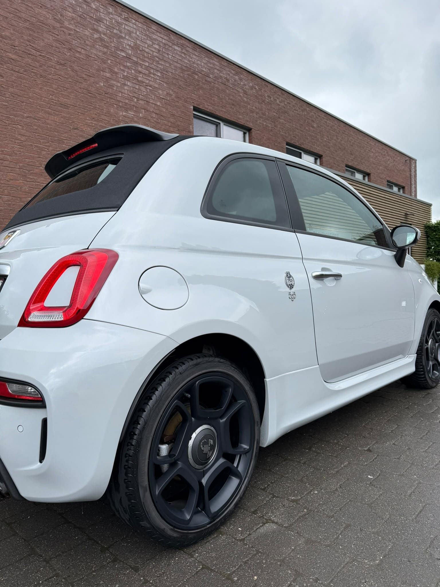Abarth 595 — Diffuseur arrière, jantes et logo Scorpion soignés