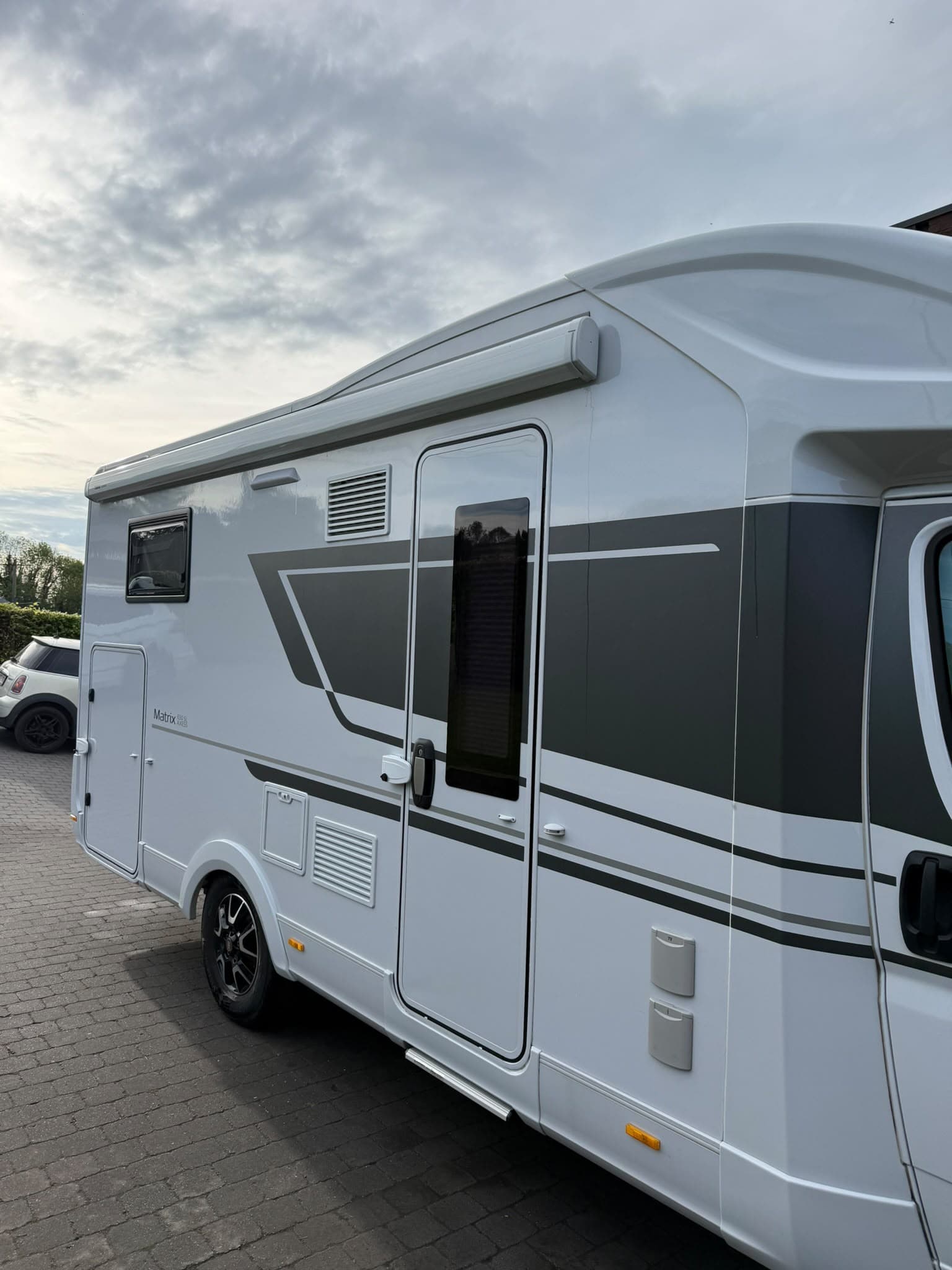 Camping-car Adria Matrix — Lavage méticuleux et éclat du blanc d'origine