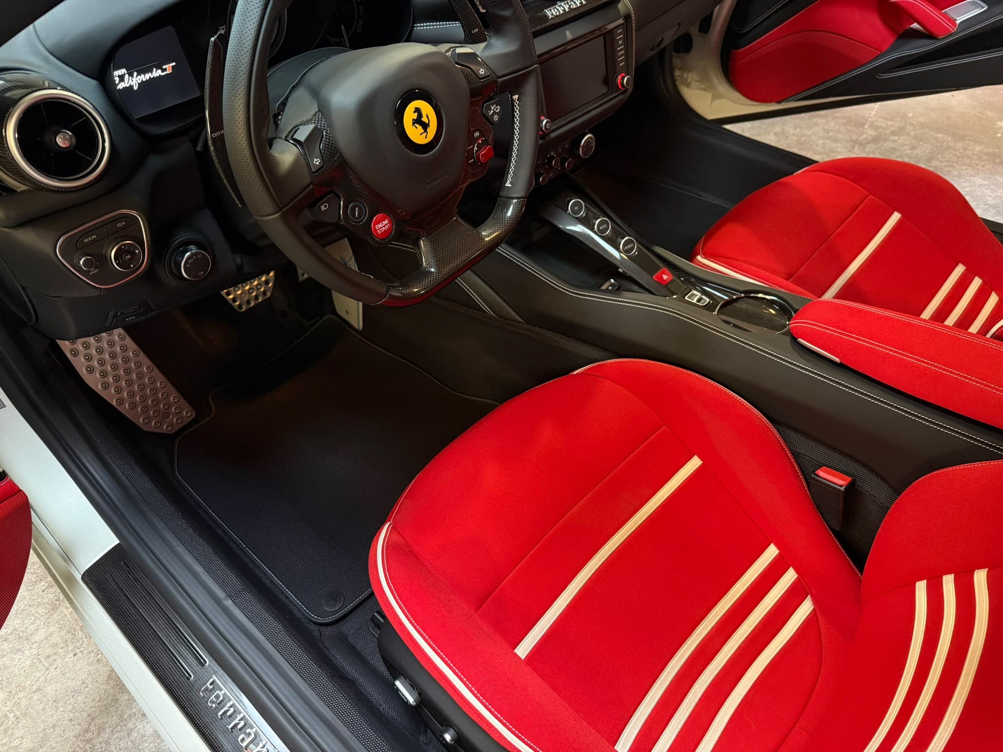 Ferrari California T — Cockpit sport, cuir rouge & volant carbone F1
