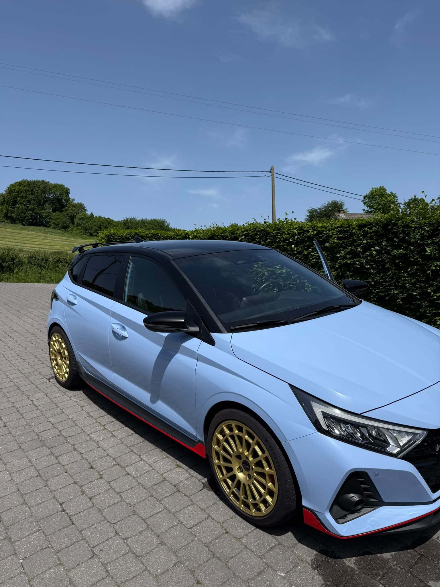 Hyundai i20 N — Bleu Performance, jantes dorées & liseré rouge N