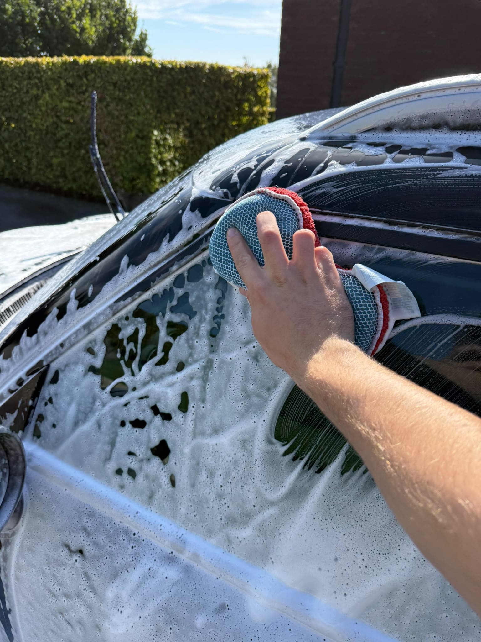 Lavage manuel au gant — Nettoyage délicat et méthodique des surfaces moussées