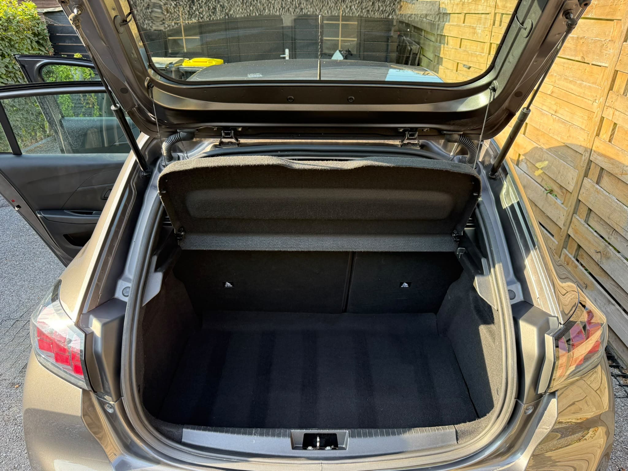 Peugeot 208 — Poste de conduite citadine nettoyé méticuleusement