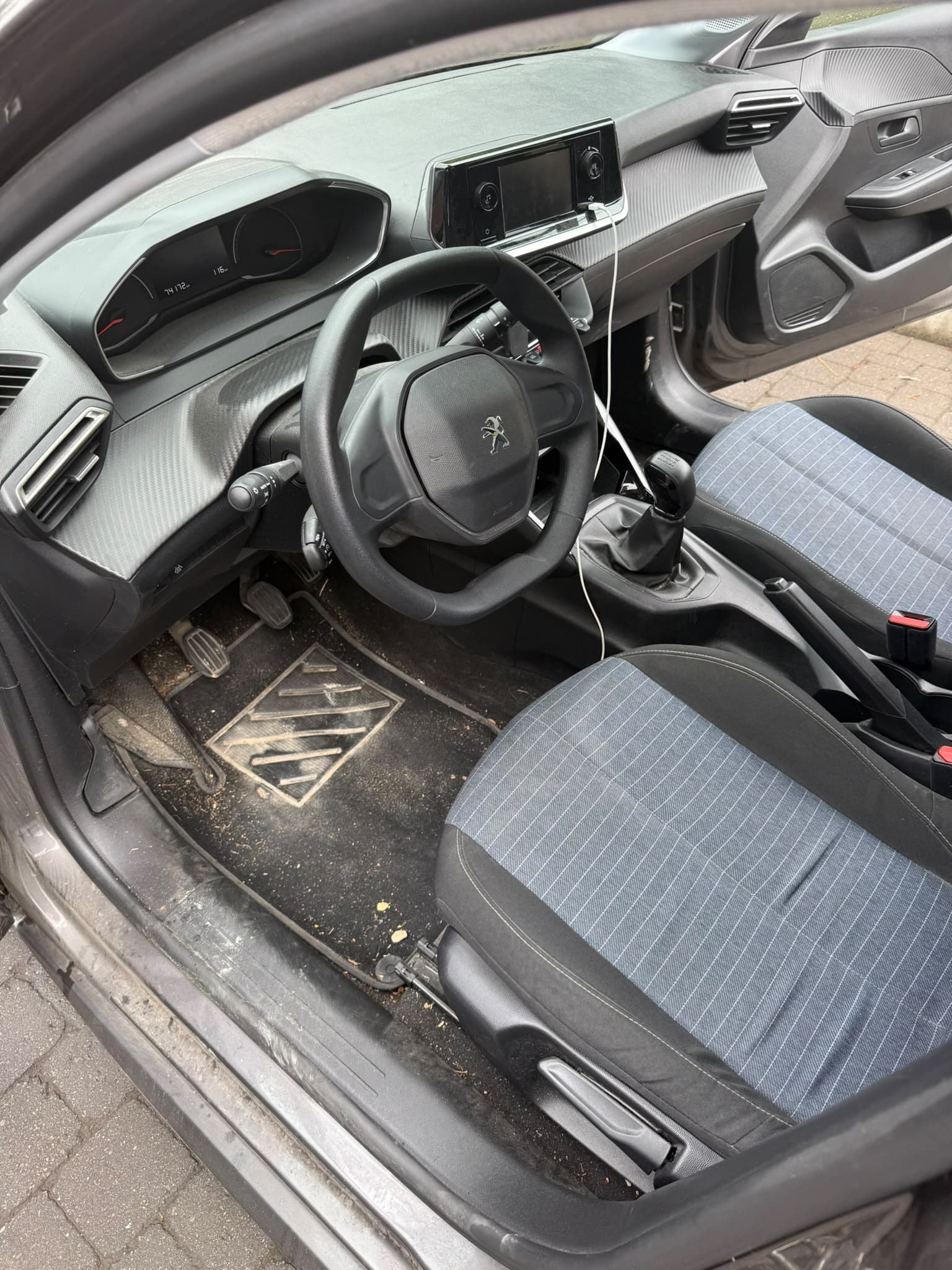 Véhicule avant intervention ou en cours de préparation