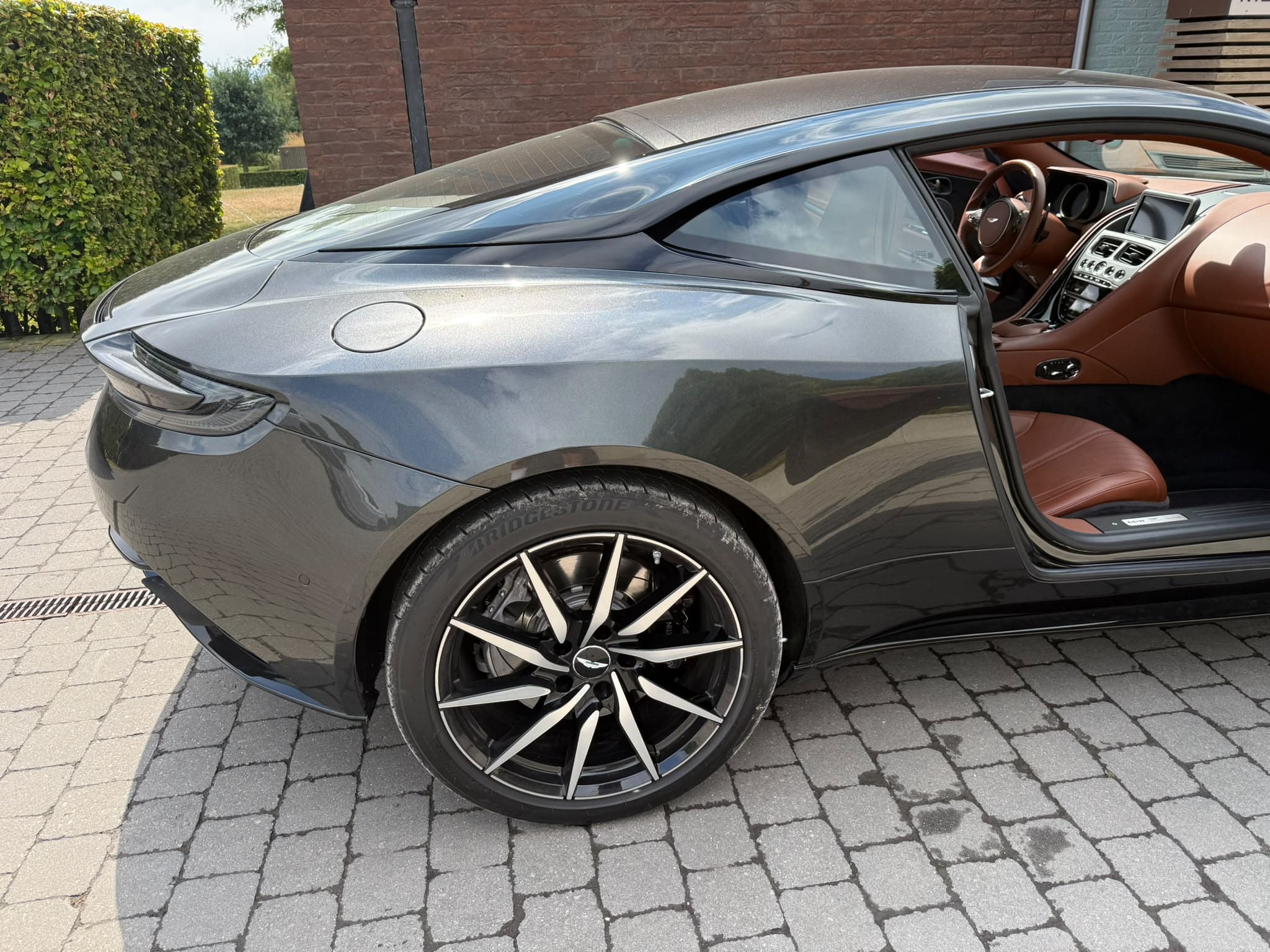 Aston Martin DB11 - Résultat Showroom et brillance profonde après soin complet NMcars