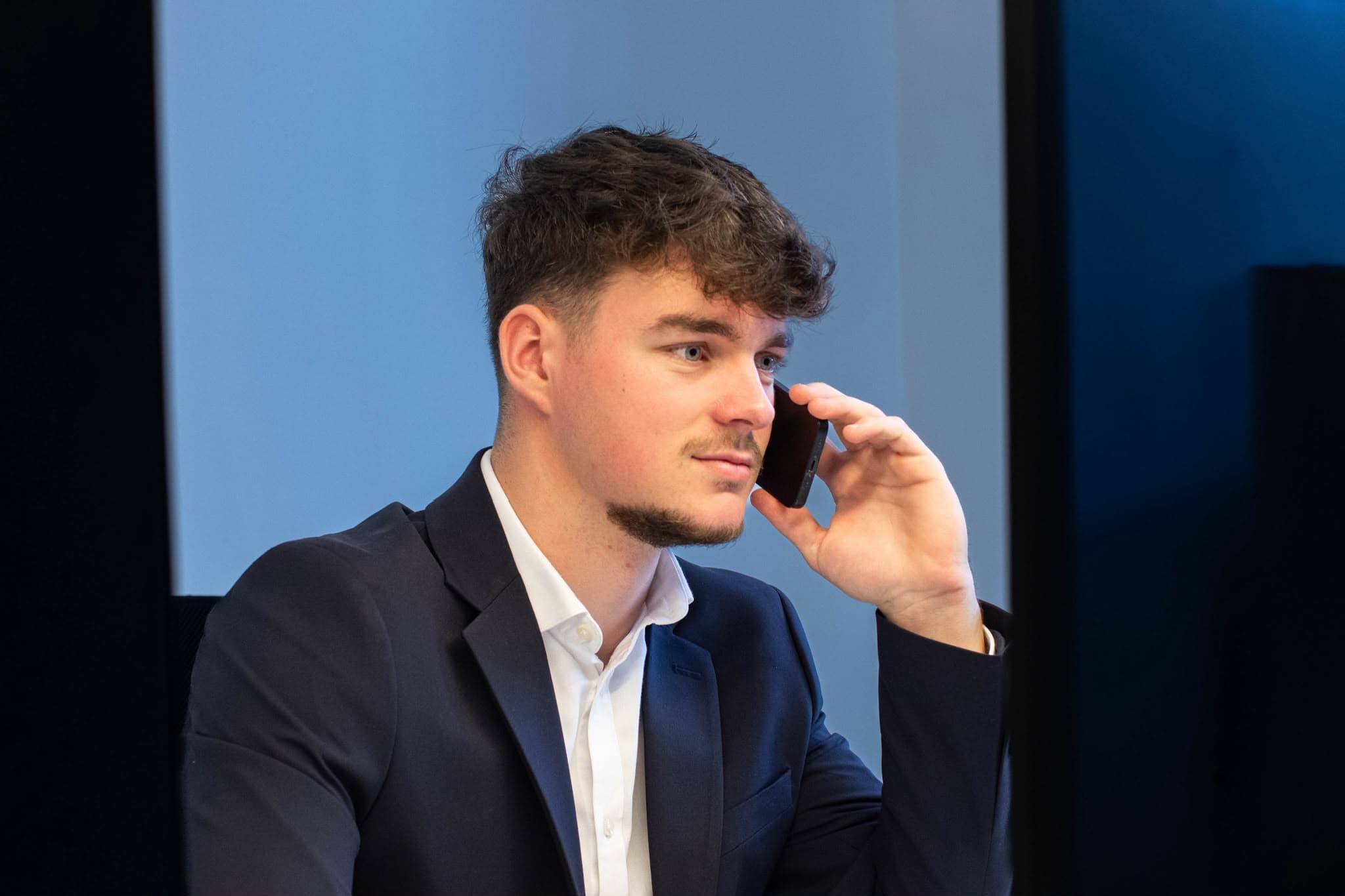 Noé Meeckers en costume, assurant l'intermédiation et le suivi des acheteurs pour la vente de votre véhicule