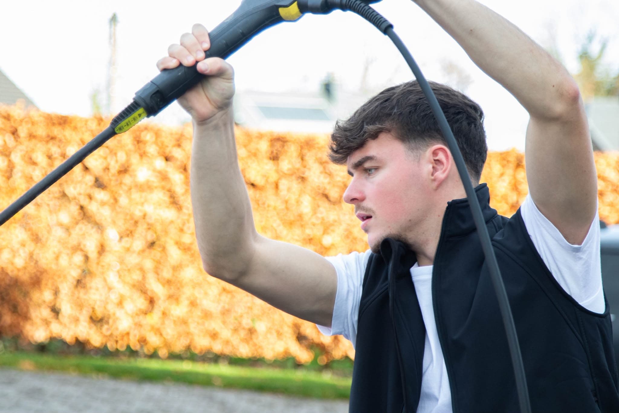 Noé Meeckers au travail avec le nettoyeur haute pression